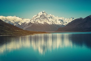 Mount Cook manzara yansıması göl Pukaki, Yeni Zelanda ve popüler en yüksek dağı seyahat hedef. Aoraki Mount Cook Milli Parkı'nda Güney Adası, Yeni Zelanda'da dağıdır.