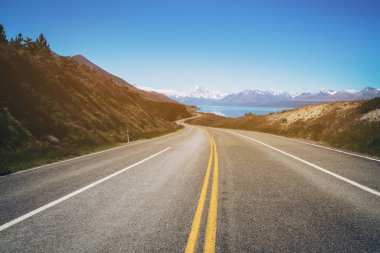 Mount Cook, Yeni Zelanda en yüksek dağı yolu. Doğal yolu arabayla Lake Pukaki Aoraki Mount Cook Milli Parkı'nda, Yeni Zelanda Güney Adası boyunca. Otoyol 80 (Mt Cook yol vurdu).