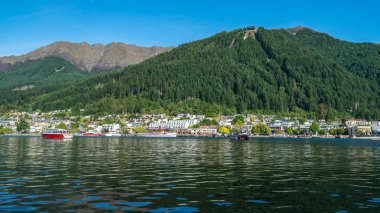 Queenstown lakefront şehir merkezine göl Wakapitu ateş Queenstown ünlü Gölü, tekne turları, ve Turizm, su sporları merkezi South Island, Yeni Zelanda.