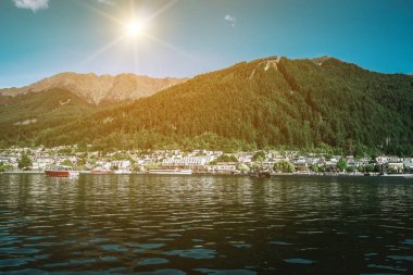Queenstown lakefront şehir merkezine göl Wakapitu ateş Queenstown ünlü Gölü, tekne turları, ve Turizm, su sporları merkezi South Island, Yeni Zelanda.