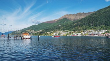 Queenstown lakefront şehir merkezine göl Wakapitu ateş Queenstown ünlü Gölü, tekne turları, ve Turizm, su sporları merkezi South Island, Yeni Zelanda.