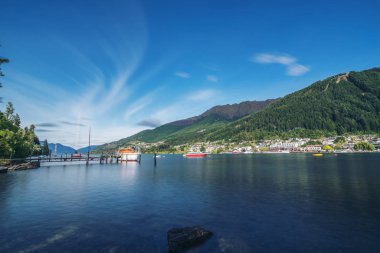 Uzun pozlama atış Queenstown lakefront city center adlı göl Wakapitu, Queenstown ünlü Gölü tekne turları, ve Turizm, su sporları merkezi South Island, Yeni Zelanda.
