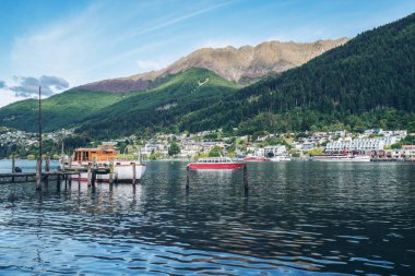 Queenstown lakefront şehir merkezine göl Wakapitu ateş Queenstown ünlü Gölü, tekne turları, ve Turizm, su sporları merkezi South Island, Yeni Zelanda.