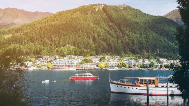 Queenstown lakefront şehir merkezine göl Wakapitu ateş Queenstown ünlü Gölü, tekne turları, ve Turizm, su sporları merkezi South Island, Yeni Zelanda.