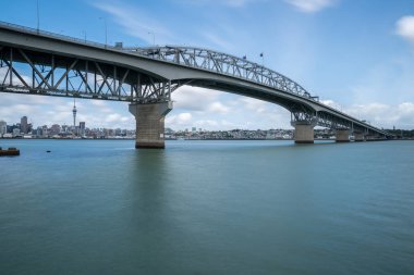 Auckland Harbour Bridge Auckland, Yeni Zelanda, uzun pozlama kullanarak Northcote vurdu. Northcote Auckland city yanında North Shore tarafında St Marys Bay köprü katıldı.