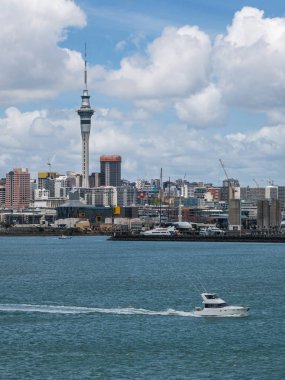 Şehir Merkezi ve Auckland Sky Tower, ikonik Simgesel Yapı Auckland, Yeni Zelanda, Auckland şehir manzarası.
