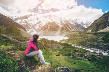 Dağ uzun yürüyüşe çıkan kimse vahşi manzara Mt Cook Milli Parkı, seyahat. MT Cook, Yeni Zelanda, en yüksek dağı için açık seyahat trekking ilham, dağ yolculuk bilinir.