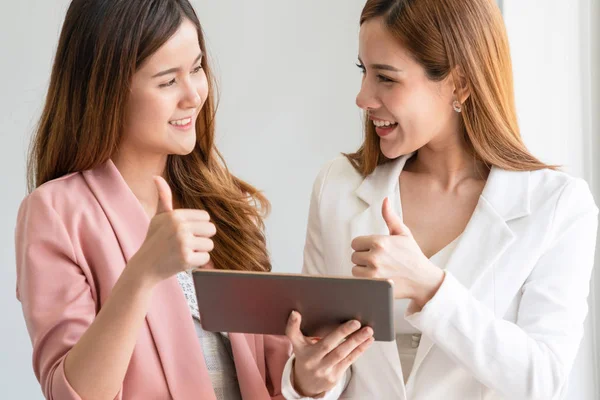 Business Woman Executive Gesprek Met Een Andere Zakenvrouw Klant Moderne — Stockfoto