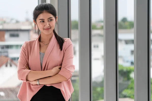 Młody Piękny Azji Biznes Kobieta Stojąc Biuro — Zdjęcie stockowe