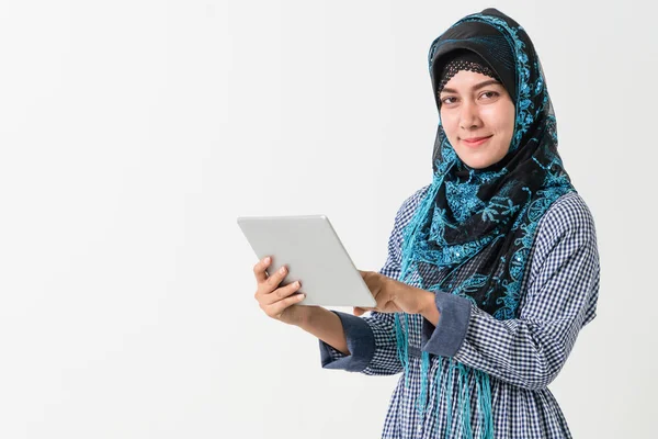 Retrato Mujer Árabe Musulmana Ropa Tradicional Colorida Usando Computadora Portátil — Foto de Stock