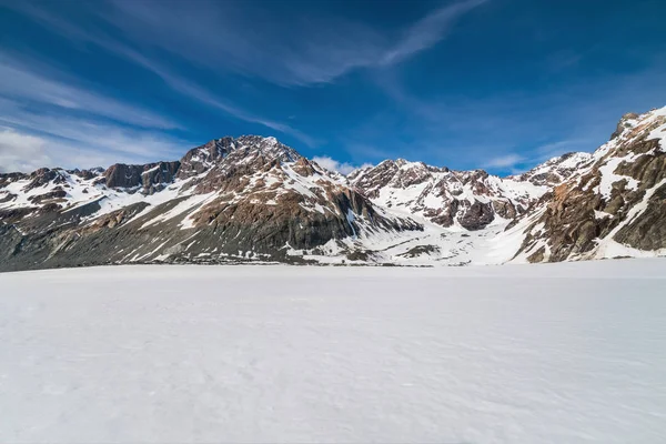 Vinterlandskap Snowberg Mot Blå Himmel Vacker Natur Natur Bakgrund — Stockfoto