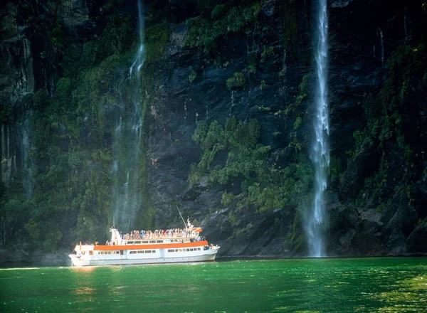 Sightseeingbåt Turist Människor Närmar Sig Stora Vattenfall Milford Sound Vacker — Stockfoto