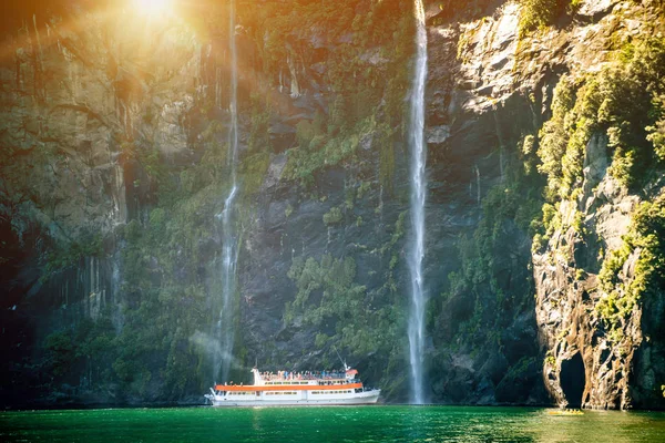 Sightseeingbåt Turist Människor Närmar Sig Stora Vattenfall Milford Sound Vacker — Stockfoto