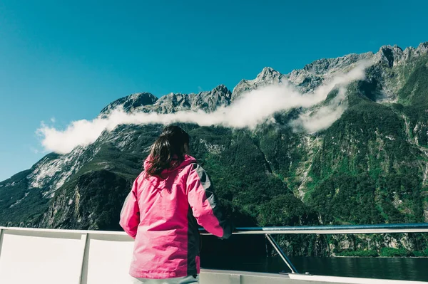 Une Jeune Touriste Regarde Les Paysages Fjord Depuis Pont Navire — Photo