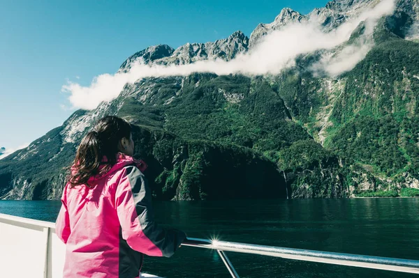 Une Jeune Touriste Regarde Les Paysages Fjord Depuis Pont Navire — Photo