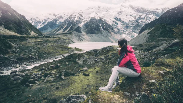 Caminhante Montanha Viajando Paisagem Selvagem Parque Nacional Cook Cook Montanha — Fotografia de Stock