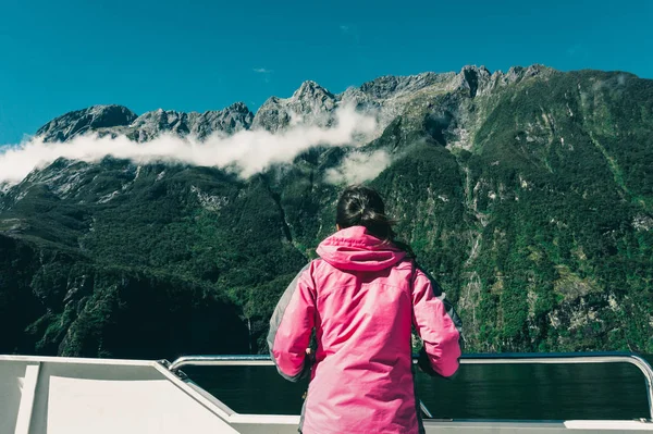 Une Jeune Touriste Regarde Les Paysages Fjord Depuis Pont Navire — Photo