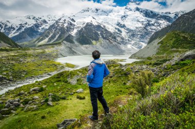 Dağ uzun yürüyüşe çıkan kimse vahşi manzara Mt Cook Milli Parkı, seyahat. MT Cook, Yeni Zelanda, en yüksek dağı için açık seyahat trekking ilham, dağ yolculuk bilinir.