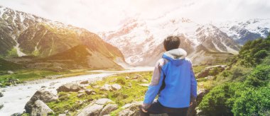 Adam dağ aralıkları yatay Mt Cook Milli Parkı içinde seyahat. MT Cook, Yeni Zelanda, en yüksek dağı bilinen doğal manzara, açık seyahat ilham ve dağ doğa yürüyüşü.