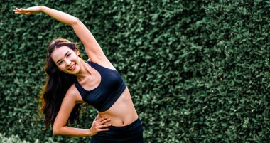 Genç kadının sabah egzersiz genel Park yapması spor. Sağlıklı yaşam konsepti.