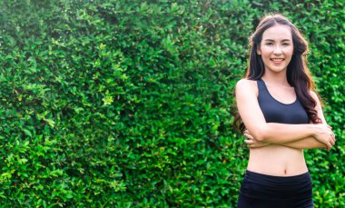 Genç kadının sabah egzersiz genel Park yapması spor. Sağlıklı yaşam konsepti.