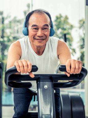Komuta sizde egzersiz fitness Center'da Bisiklete binme makinede. Olgun sağlıklı yaşam tarzı.