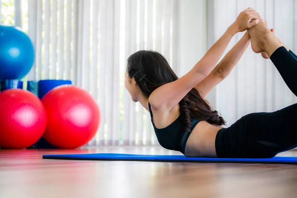 Jeune Femme Pratiquant Yoga Dans Studio Gym Intérieur Concept Mode — Photo