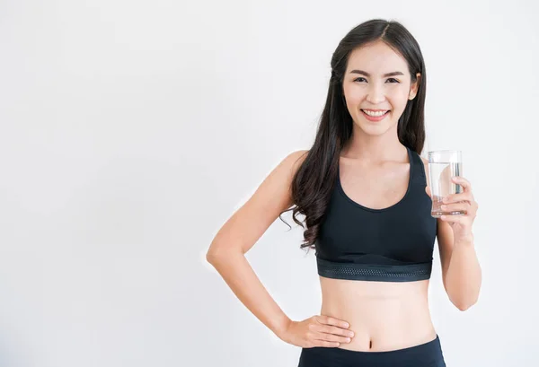 Kvinna Sportkläder Dricksvatten Ett Gym Hälsosam Livsstil Och Återfuktning Koncept — Stockfoto