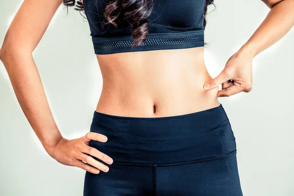 Junge Frau Sportkleidung Die Ihren Bauch Berührt Diät Und Abnehmkonzept — Stockfoto