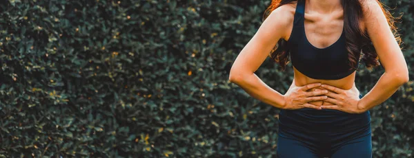 Giovane Donna Sportiva Che Dolore Allo Stomaco Concetto Problema Sanitario — Foto Stock