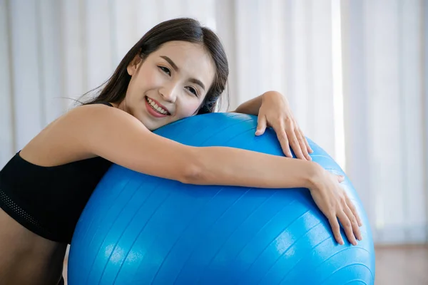 Piękna Młoda Kobieta Robi Pilates Ćwiczenia Piłką Fitness Centrum Fitness — Zdjęcie stockowe