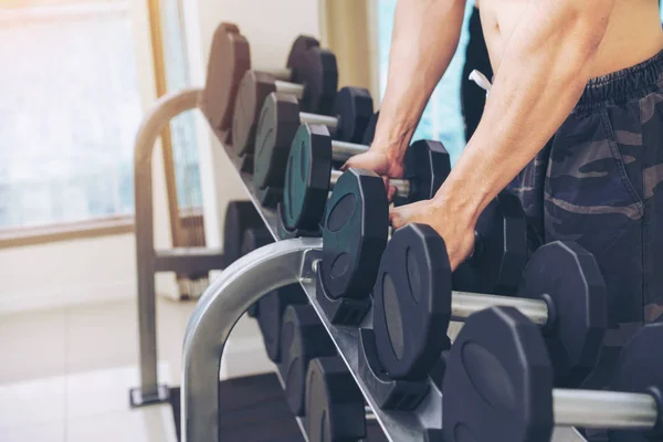 Muscular Hombre Culturista Entrenamiento Fitness Gimnasio Con Pesas Estilo Vida —  Fotos de Stock