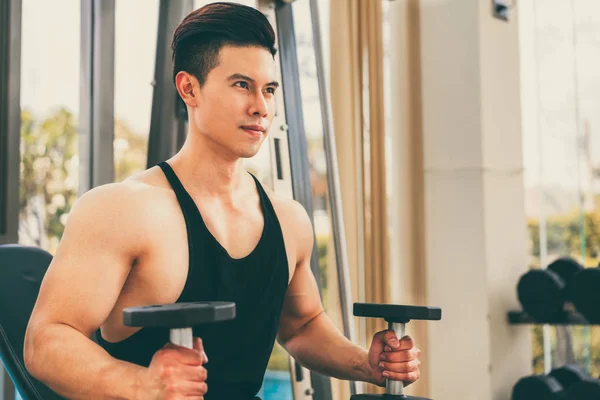 ダンベル トレーニングのジムで筋肉男性ボディービルダー 健康的な生活様式およびボディービルのコンセプト — ストック写真