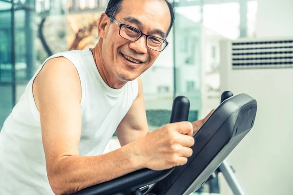 Esercizio Dell Uomo Anziano Sul Tapis Roulant Nel Centro Fitness — Foto Stock