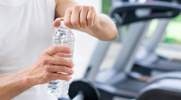 Homme Âgé Boire Eau Minérale Dans Centre Fitness Après Exercice — Photo