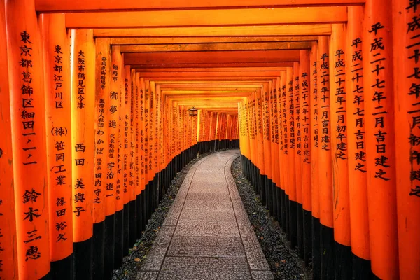 Röda Torii Gates i Fushimi Inari i Kyoto, Japan. — Stockfoto