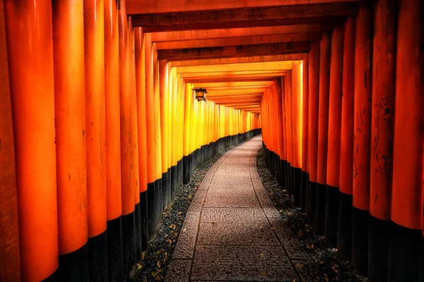 Red Torii Gates in Fushimi Inari in Kyoto, Japan. — Stockfoto