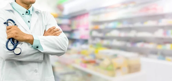 Αρσενικό φαρμακοποιός που στέκεται στο φαρμακείο φαρμακείων. — Φωτογραφία Αρχείου