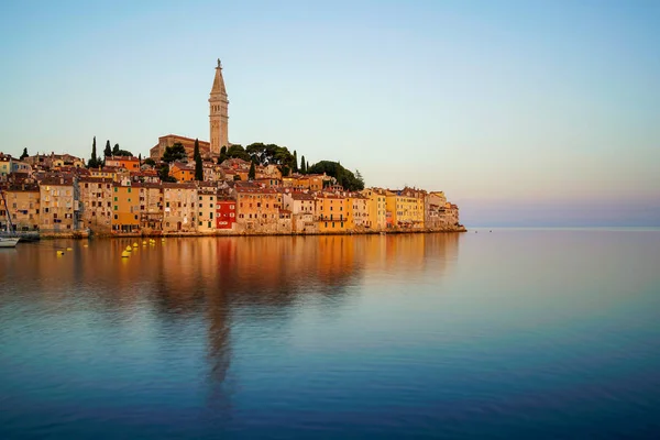 Romántico casco antiguo de Rovinj en Croacia, Europa . — Foto de Stock