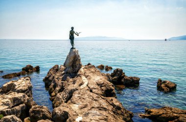 Hırvatistan'ın Opatija kentinde martılı kızlık heykeli.