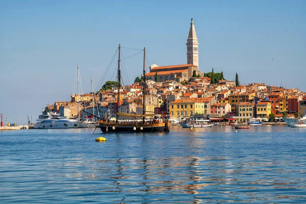 Romantische oude binnenstad van Rovinj in Kroatië, Europa. — Stockfoto