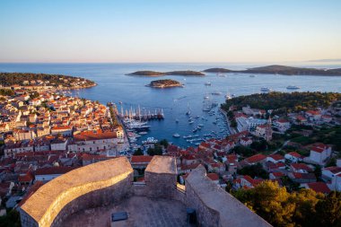 Hırvatistan'daki Hvar Town'Un panoramik manzarası.