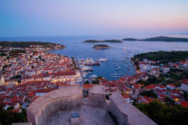 Hırvatistan'daki Hvar Town'Un panoramik manzarası.