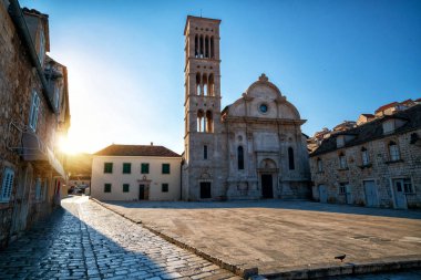 Hırvatistan'da Hvar Town sokak görünümü.