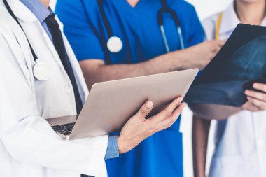 Hasta başının x Ray filmi ile çalışan doktorlar.