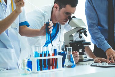 Kimya laboratuvarında çalışan bir grup bilim adamı.