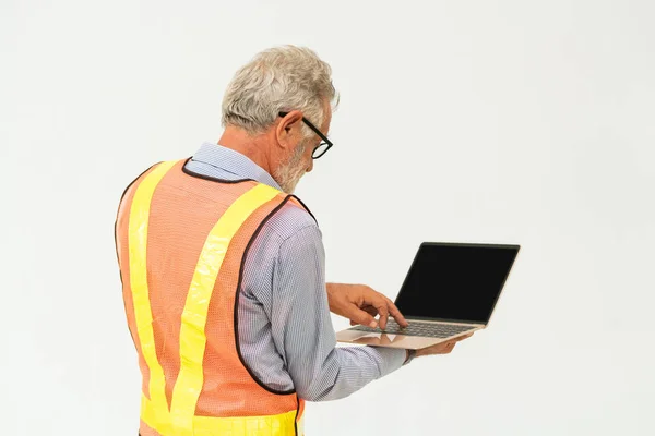 Senior Foreman eller ingenjör använder bärbar dator. — Stockfoto