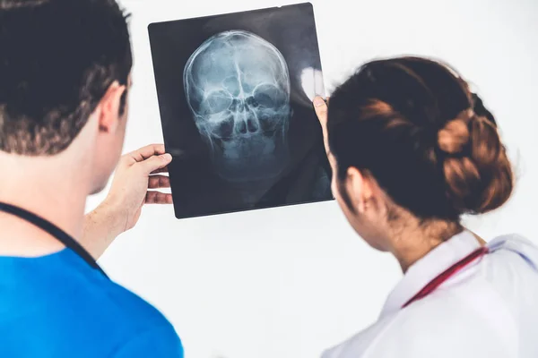 Artsen die werken met x ray film van Patient Head. — Stockfoto