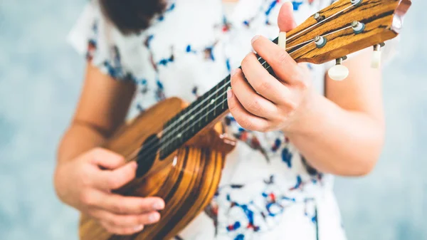 Mujer feliz músico tocando ukelele en estudio . —  Fotos de Stock