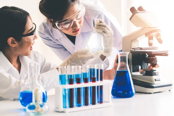 Group of scientists working in chemical lab. — Stock Photo, Image